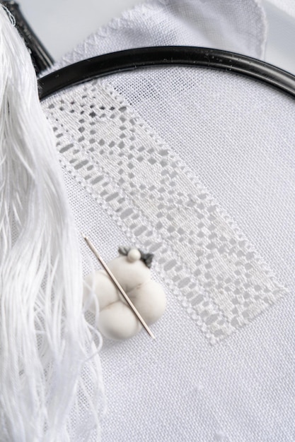 haft ręczny na lnianym materiale